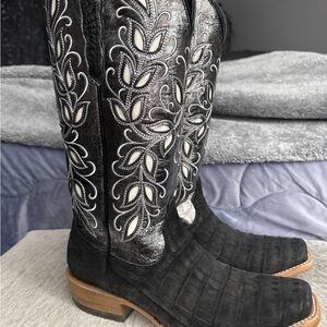 Ariat Black and 
Metallic silver  Embroidered Heeled Boots size 10 
Caiman belly